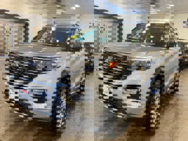 Used 2022 Ford Explorer XLT w/ Equipment Group 202A image 4