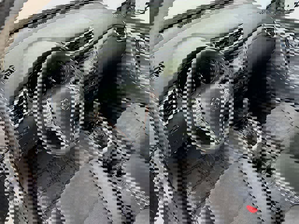 Used 2016 Nissan Rogue S image 2