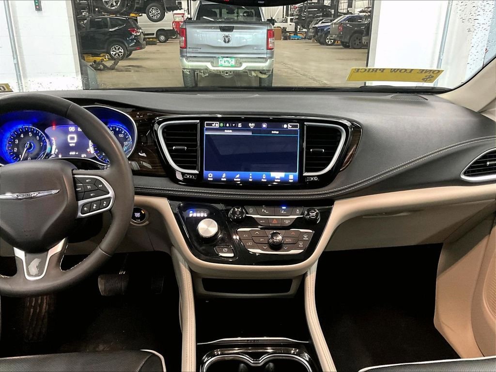 Used 2023 Chrysler Pacifica Limited FWD image 19