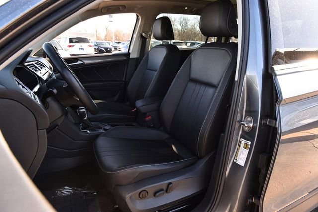 Used 2023 Volkswagen Tiguan SE w/ Panoramic Sunroof Package image 18