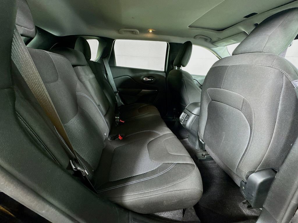 Used 2019 Jeep Cherokee Latitude w/ Popular Appearance Group FWD image 32