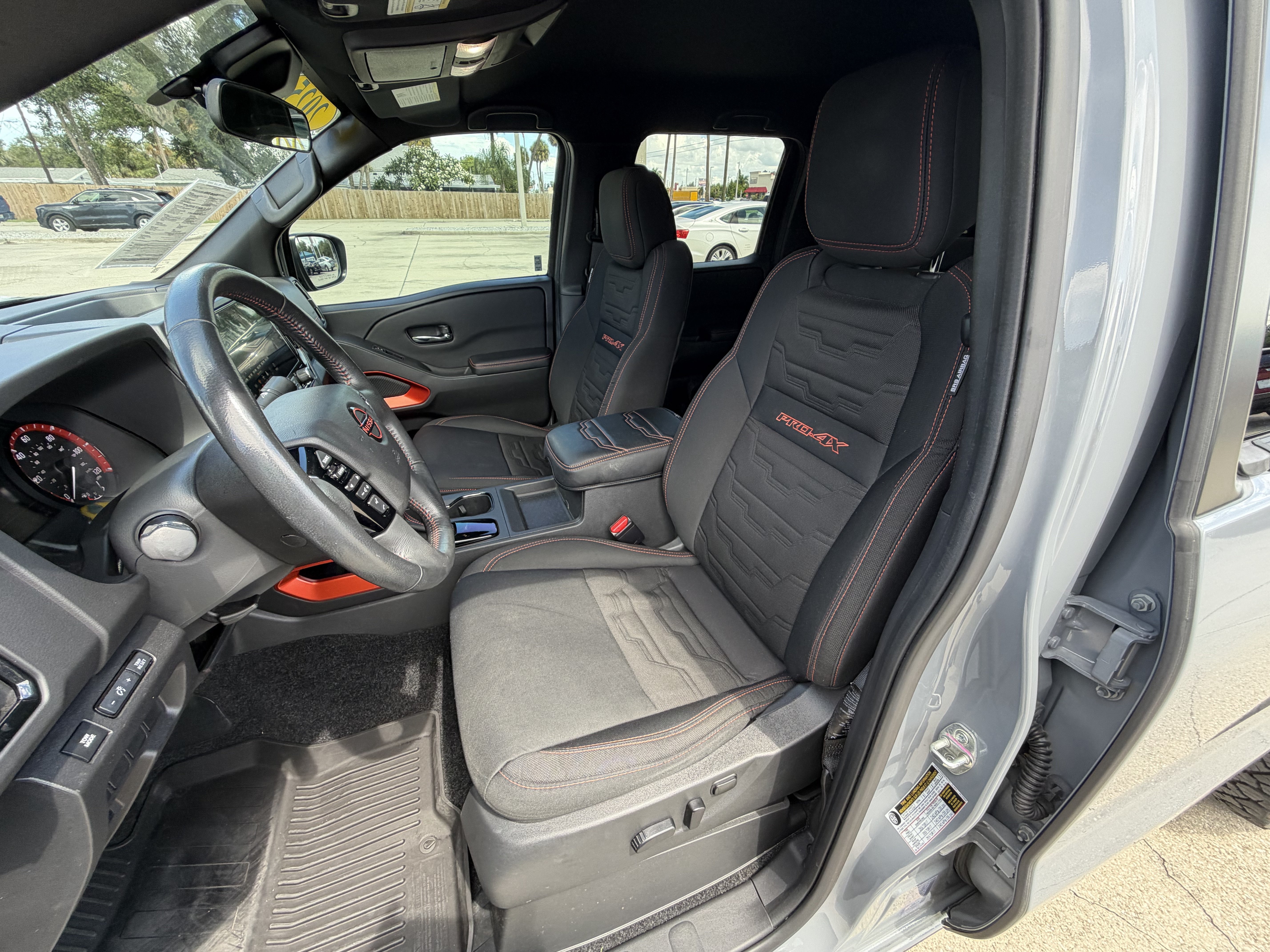 Used 2025 Nissan Frontier PRO-4X AWD/4WD image 13