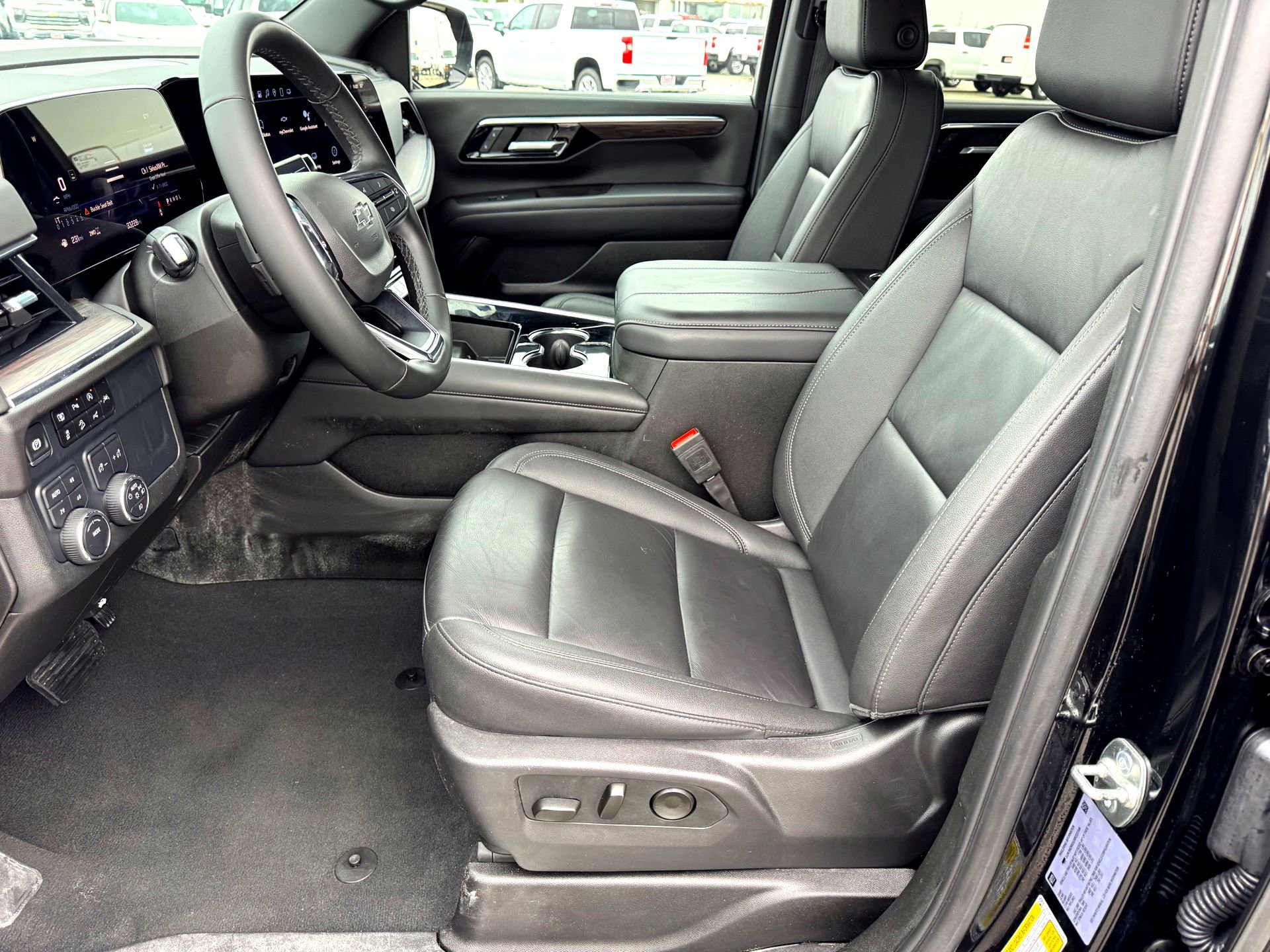 Used 2025 Chevrolet Suburban Z71 AWD/4WD image 13