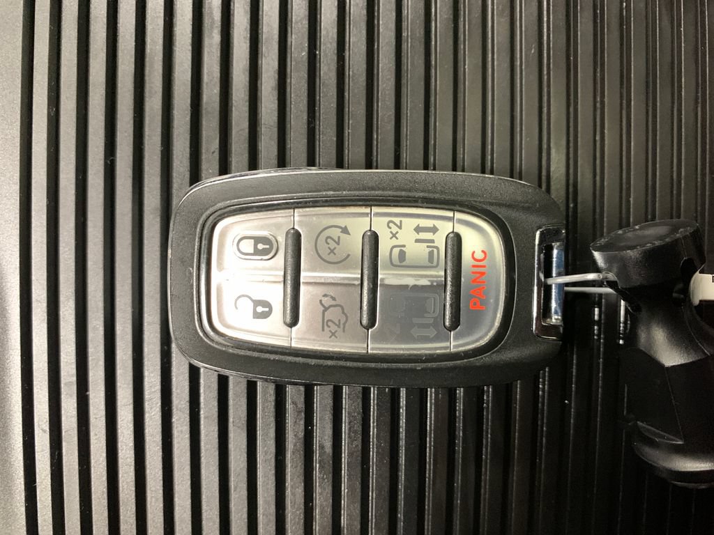Used 2025 Chrysler Pacifica Limited FWD image 16