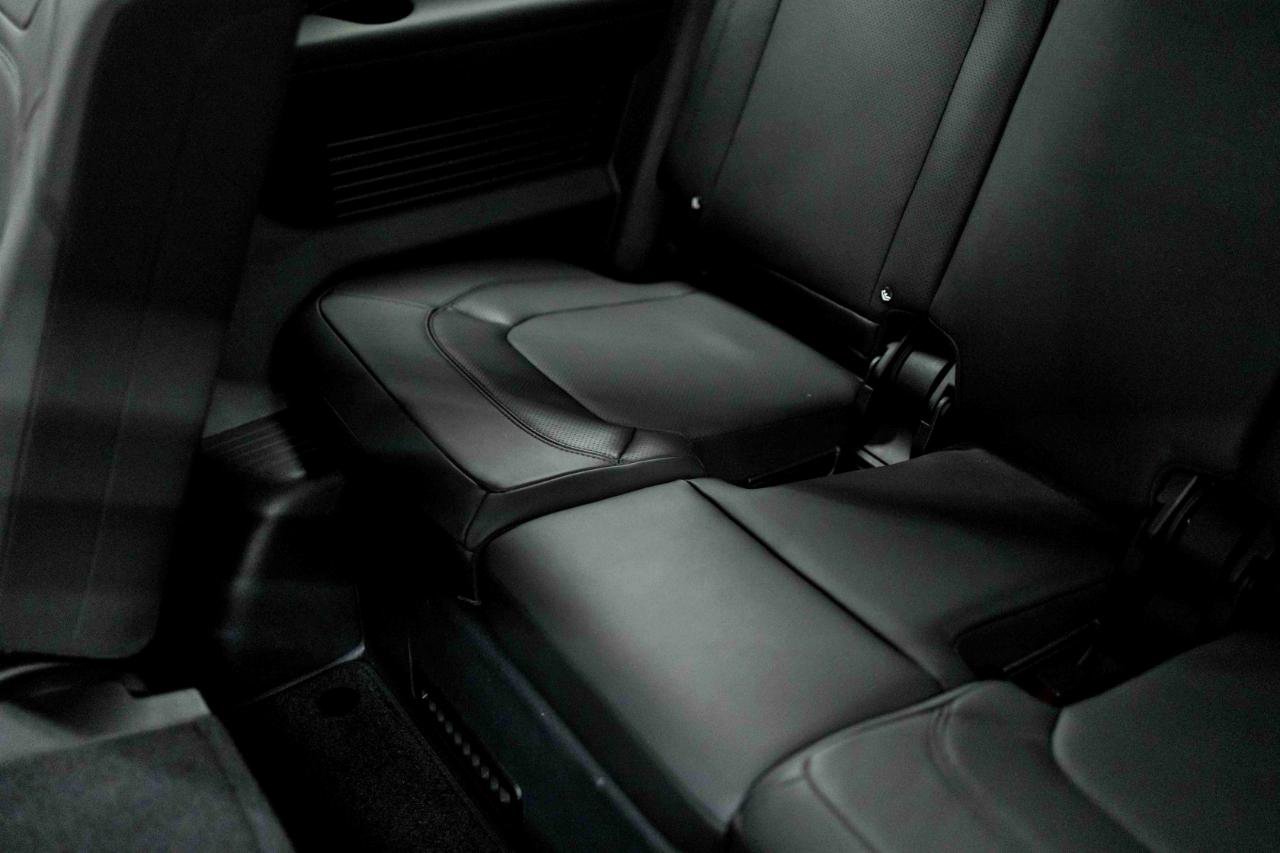 Used 2023 Land Rover Defender 130 SE image 94