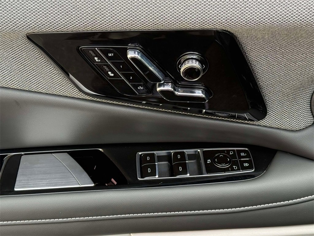 Used 2025 Cadillac Optiq Luxury 1 image 21