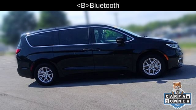 Used 2023 Chrysler Pacifica Touring-L FWD image 4