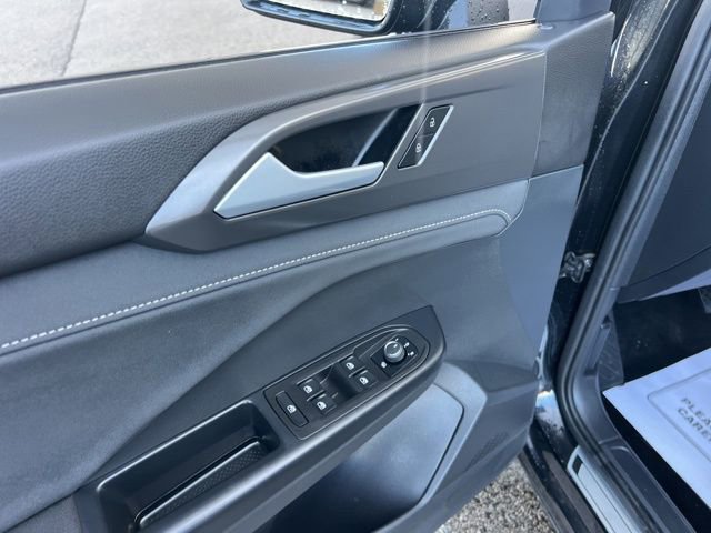 Certified 2025 Volkswagen Taos SE image 25