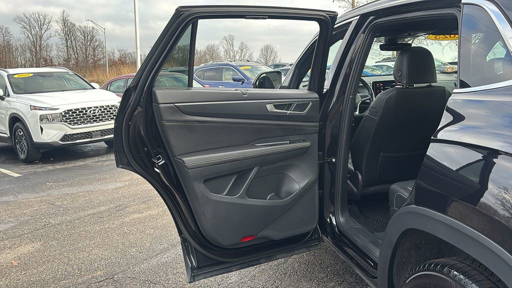 Used 2025 Volkswagen Atlas Cross Sport SEL Premium R-Line image 28