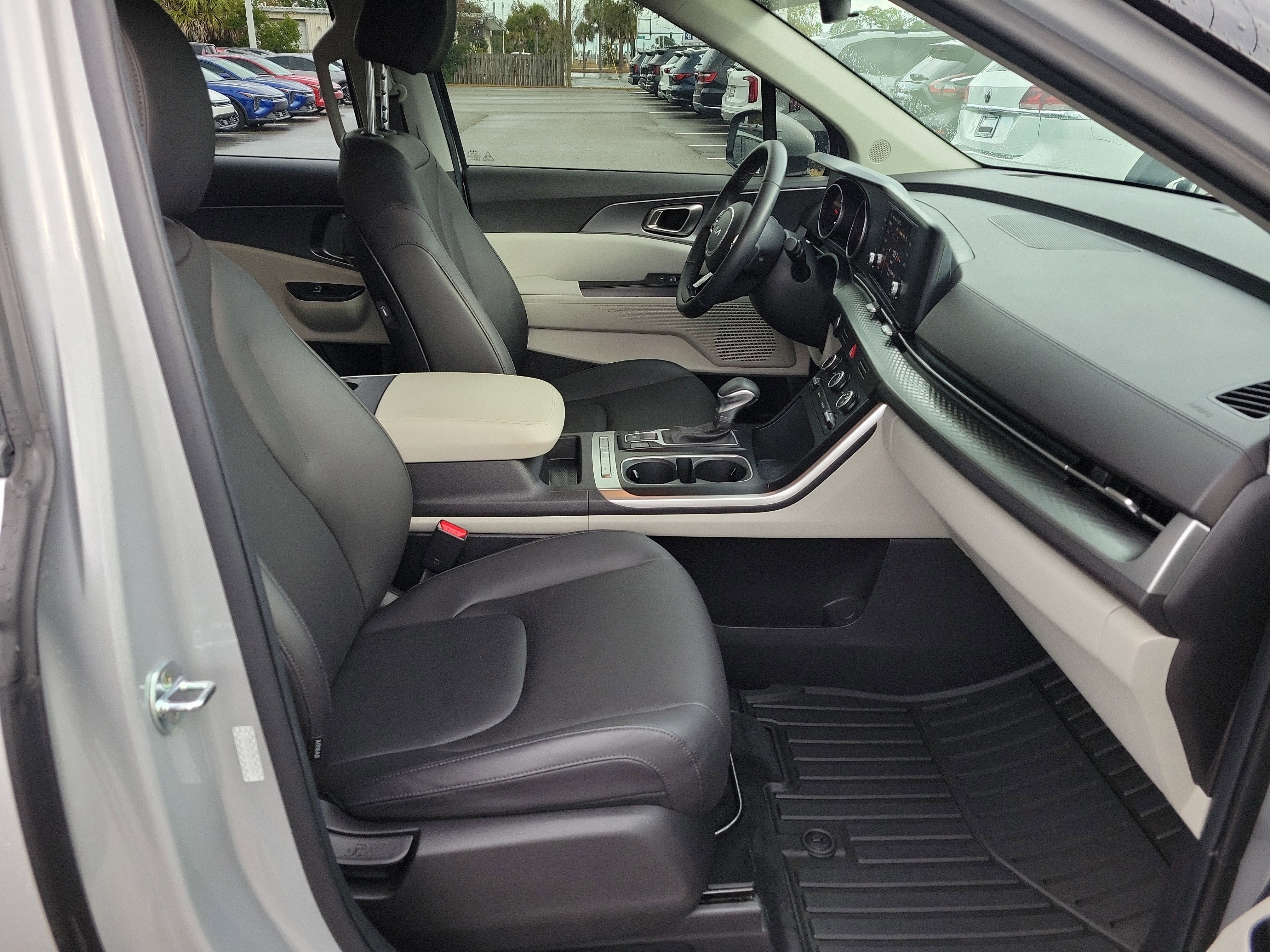 Certified 2023 Kia Carnival LX image 7