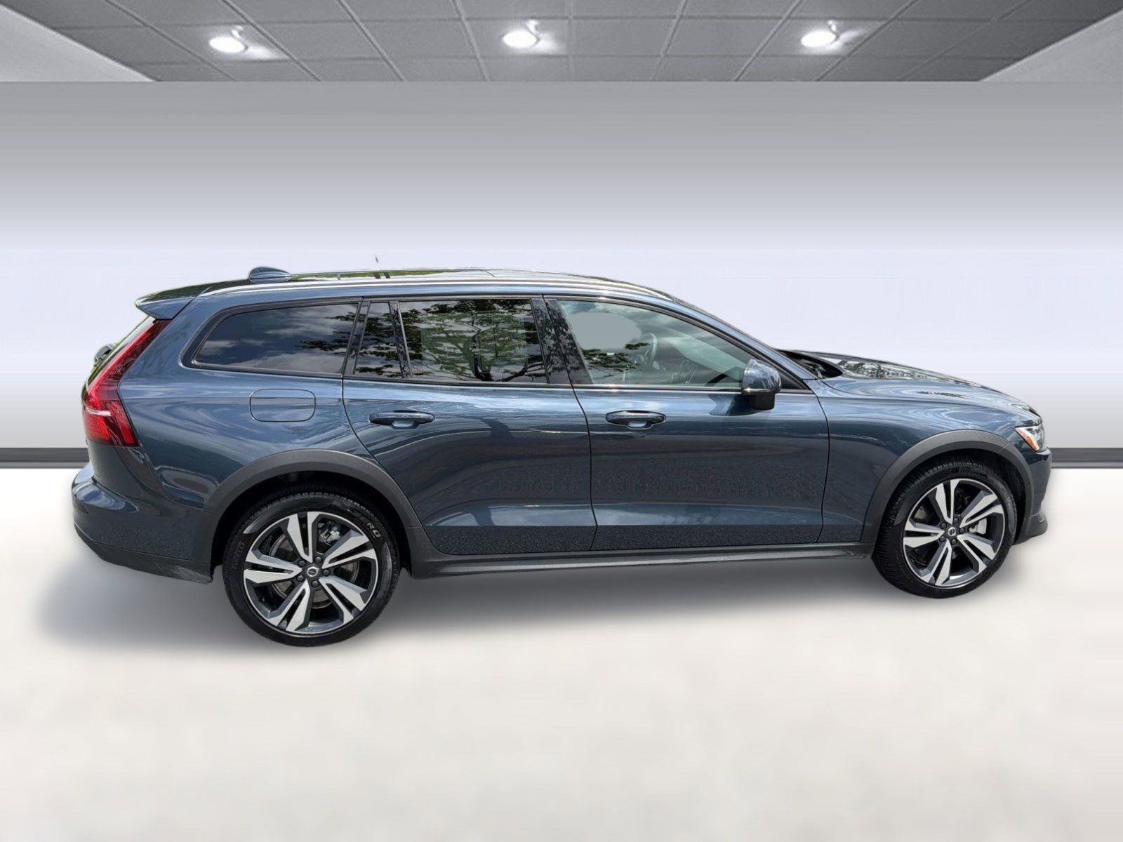 Certified 2025 Volvo V60 B5 Cross Country Plus AWD/4WD image 8