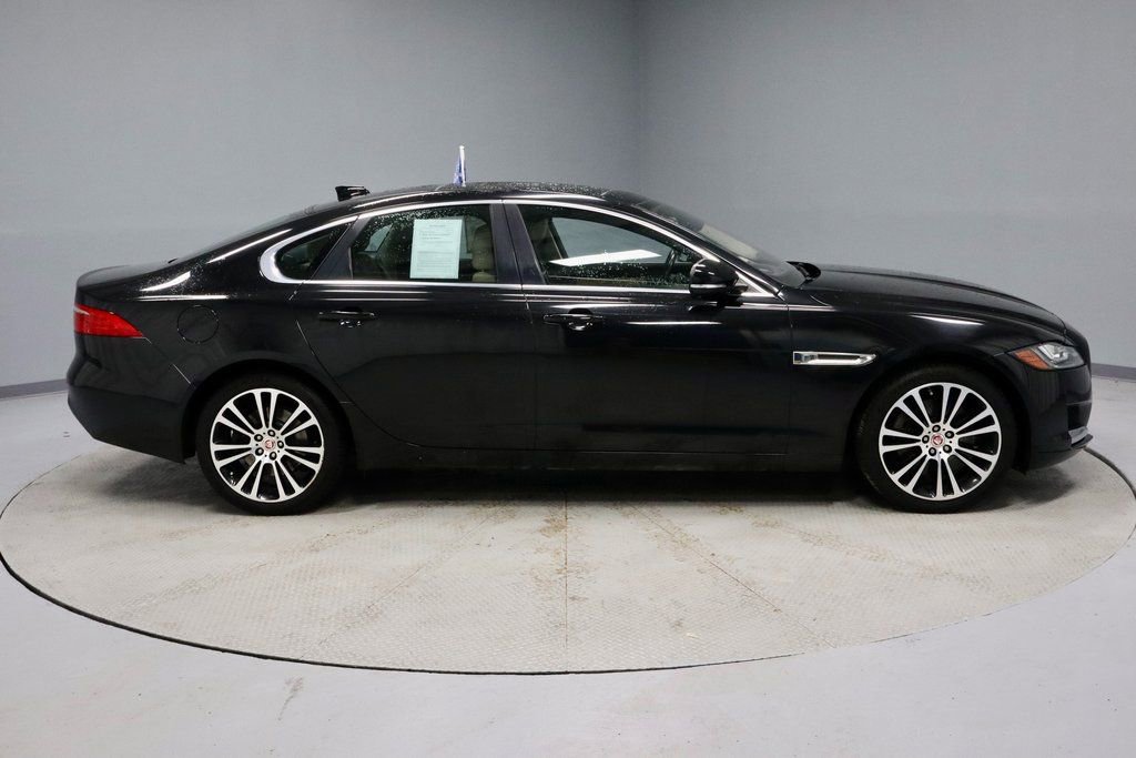 Used 2020 Jaguar XF Prestige image 11