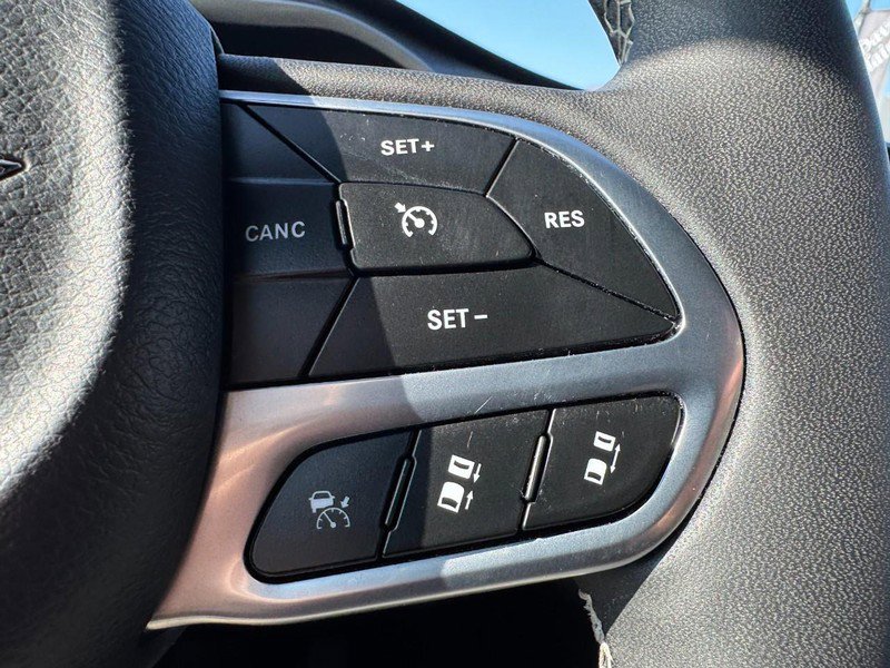 Used 2025 Chrysler Pacifica Select FWD image 19