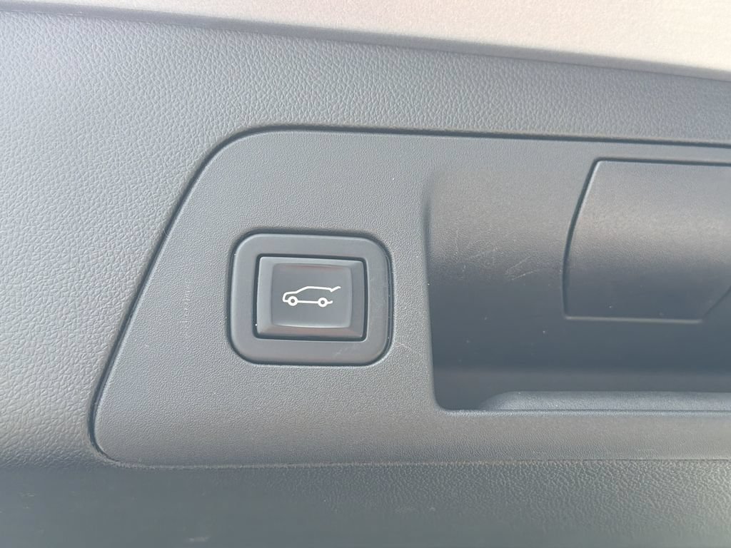 Certified 2022 Buick Envision Avenir w/ Technology Package II FWD image 16