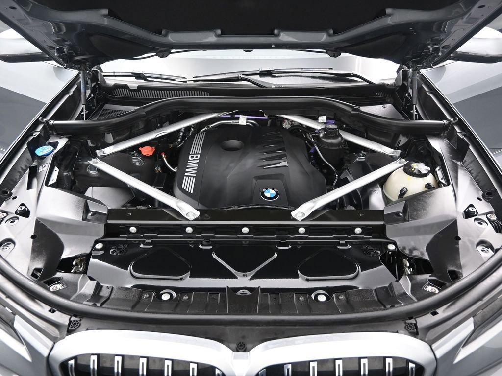 Used 2025 BMW X7 xDrive40i w/ Parking Assistance Package image 17