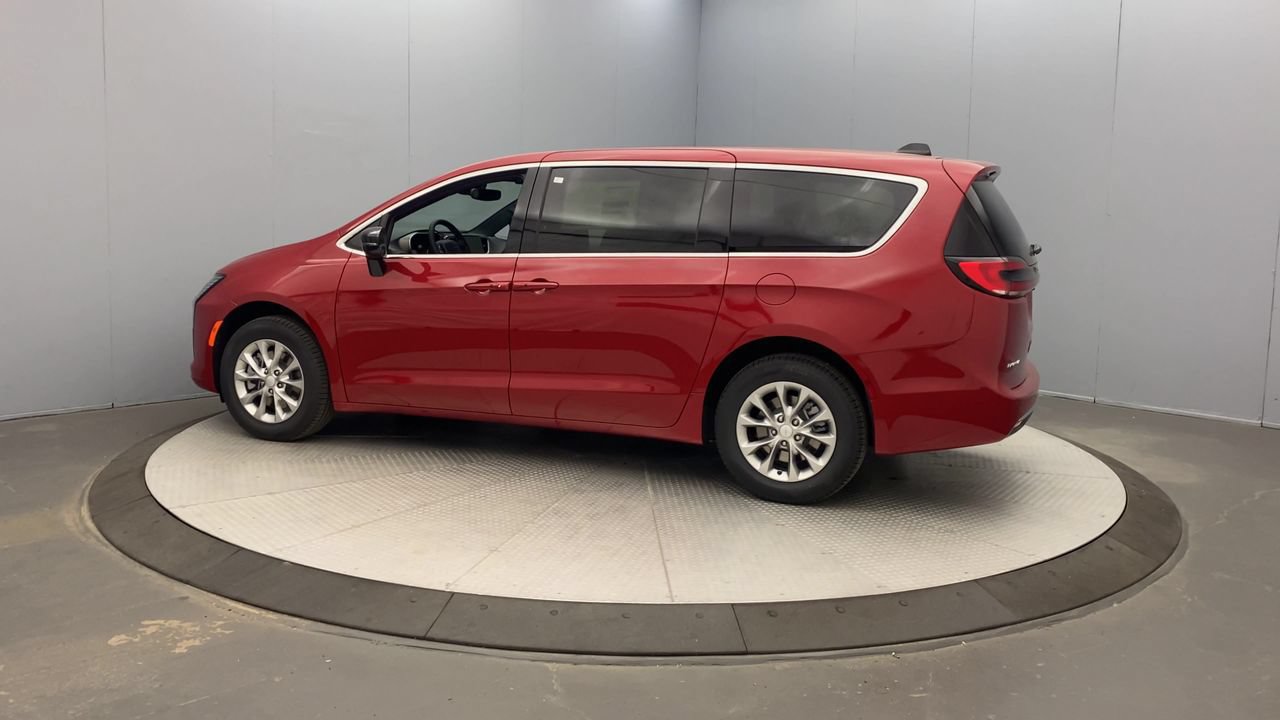 New 2027 Chrysler Pacifica Select w/ Family Tech Group AWD/4WD image 2