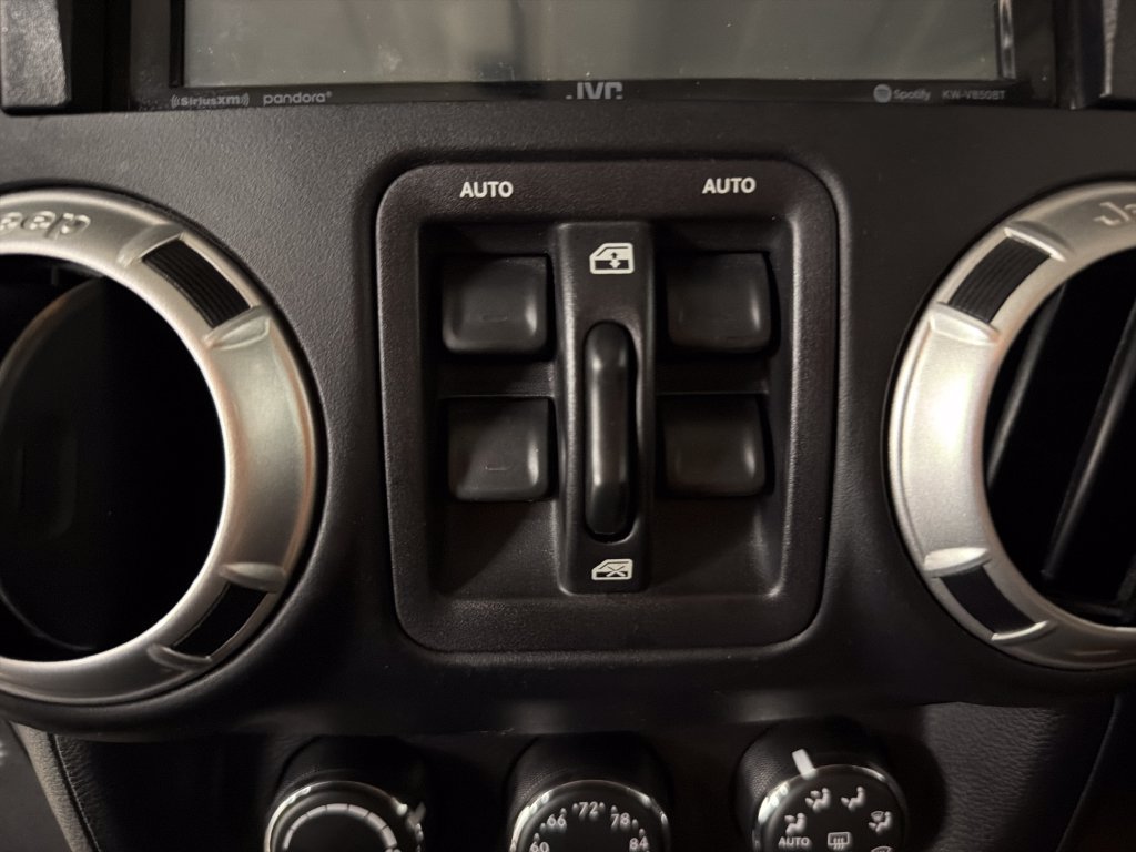 Used 2015 Jeep Wrangler Unlimited Rubicon w/ Connectivity Group AWD/4WD image 15