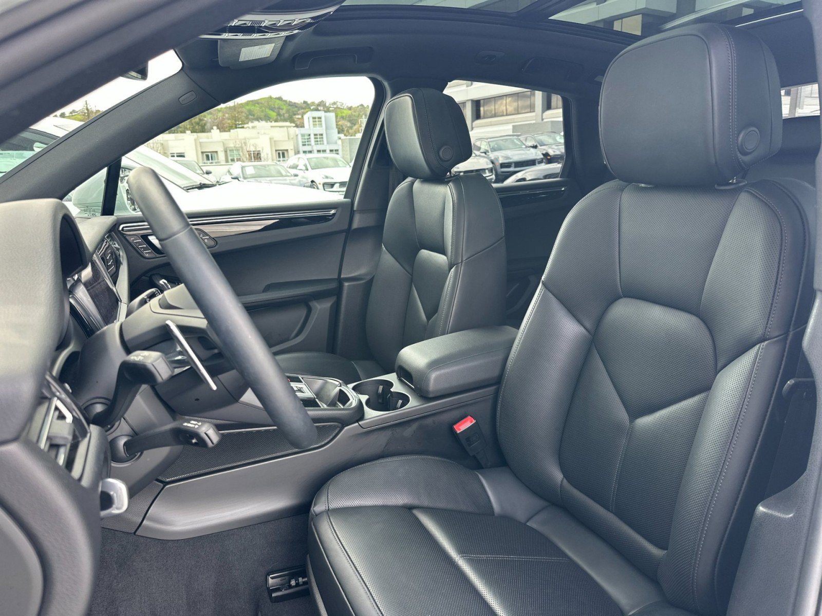 Certified 2025 Porsche Macan image 5