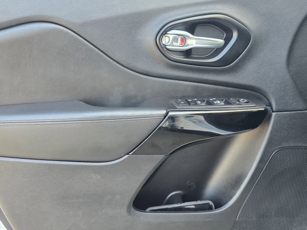 Used 2021 Jeep Cherokee Latitude Plus FWD image 13
