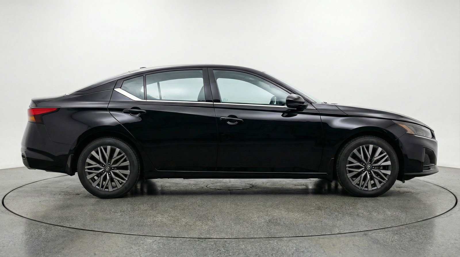 Used 2025 Nissan Altima 2.5 SV FWD image 11