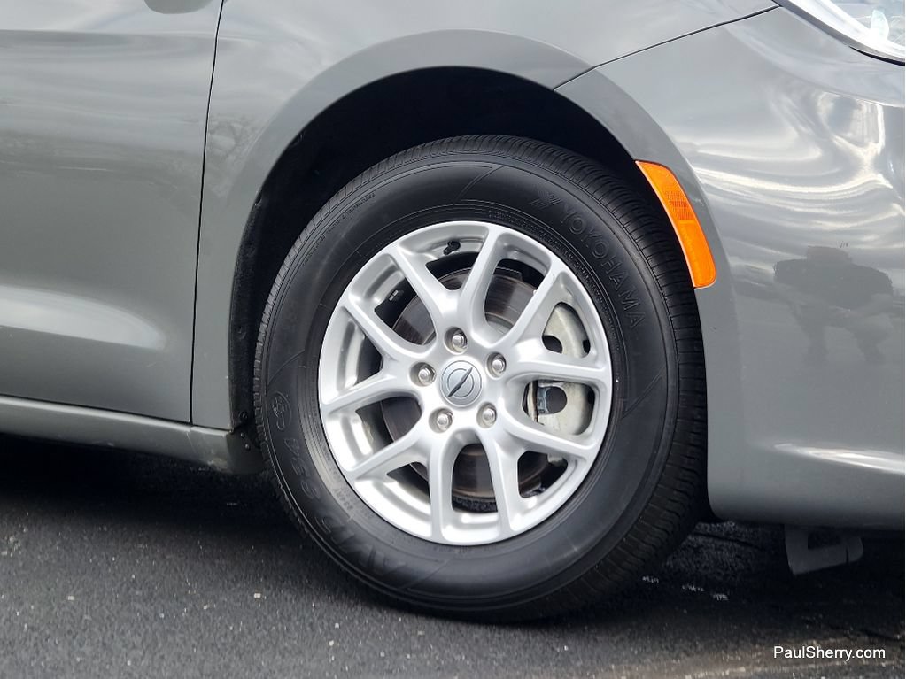 Used 2022 Chrysler Pacifica Touring-L FWD image 11