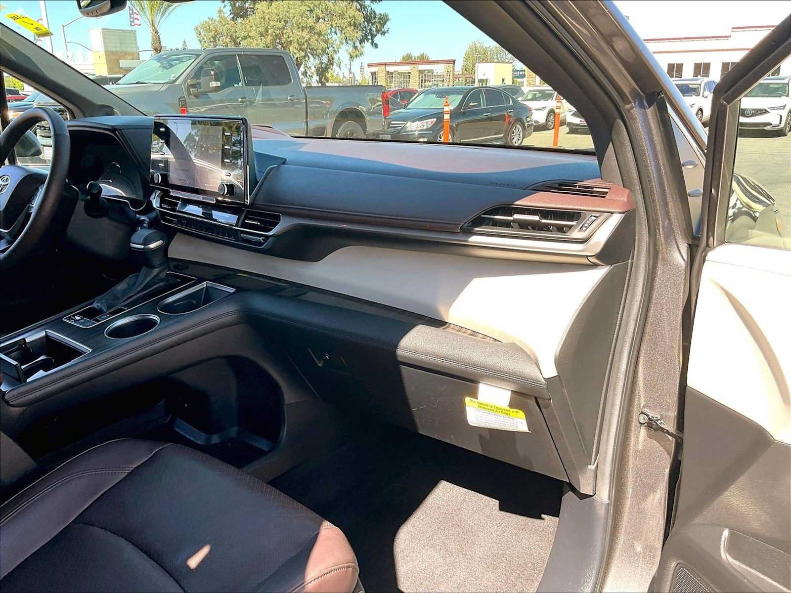 Used 2024 Toyota Sienna Platinum FWD image 18