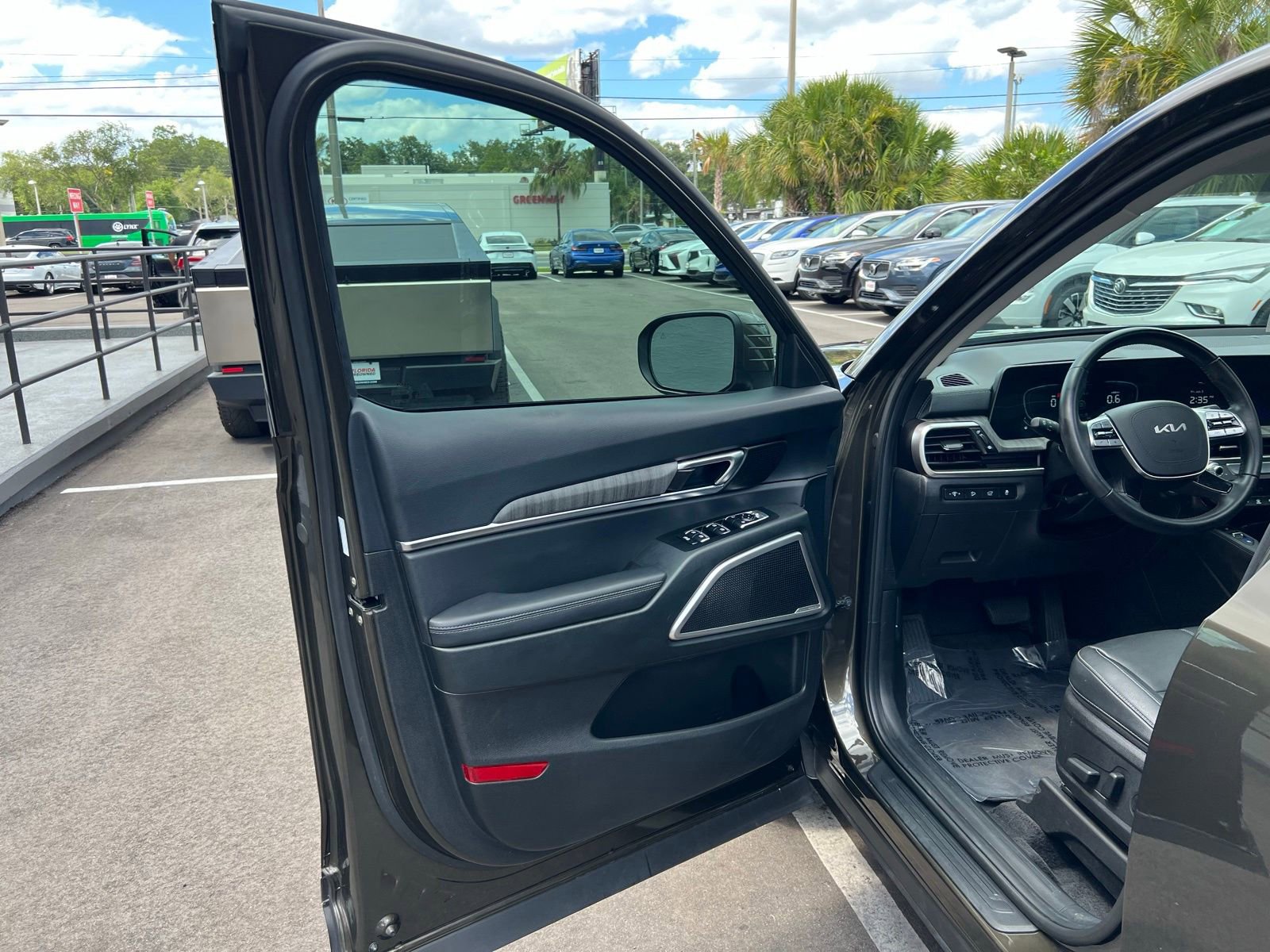 Used 2025 Kia Telluride EX w/ EX Captain's Chair Package FWD image 27