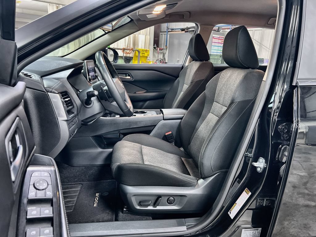 Used 2025 Nissan Rogue SV FWD image 12