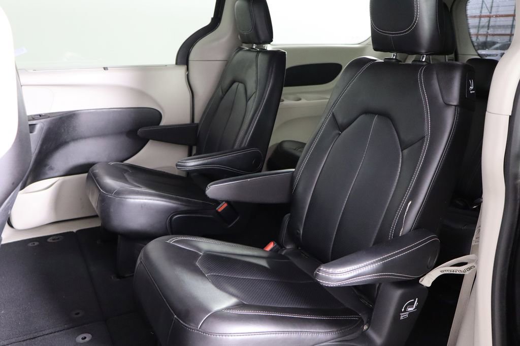 Used 2023 Chrysler Pacifica Touring-L FWD image 16