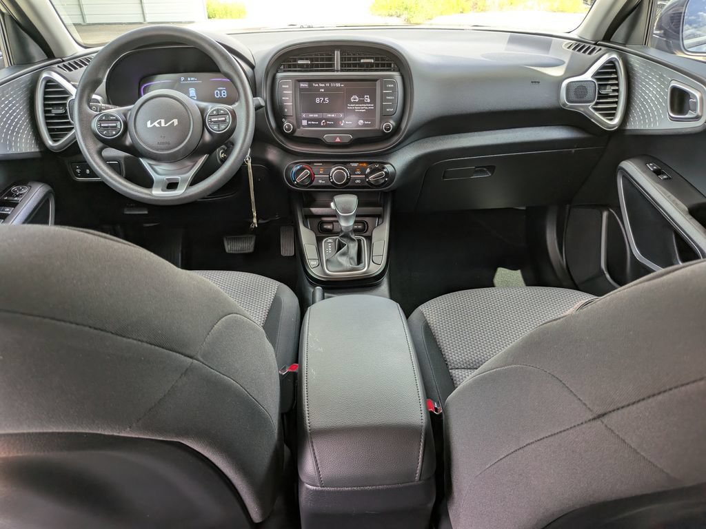 Certified 2025 Kia Soul LX w/ LX Technology Package FWD image 14