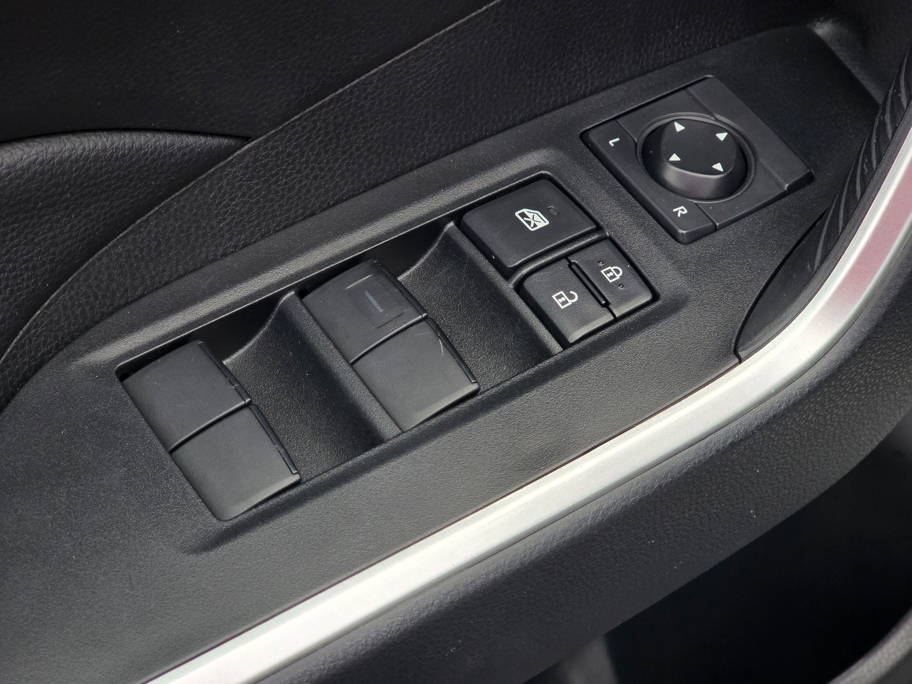 Used 2025 Toyota RAV4 LE AWD/4WD image 34