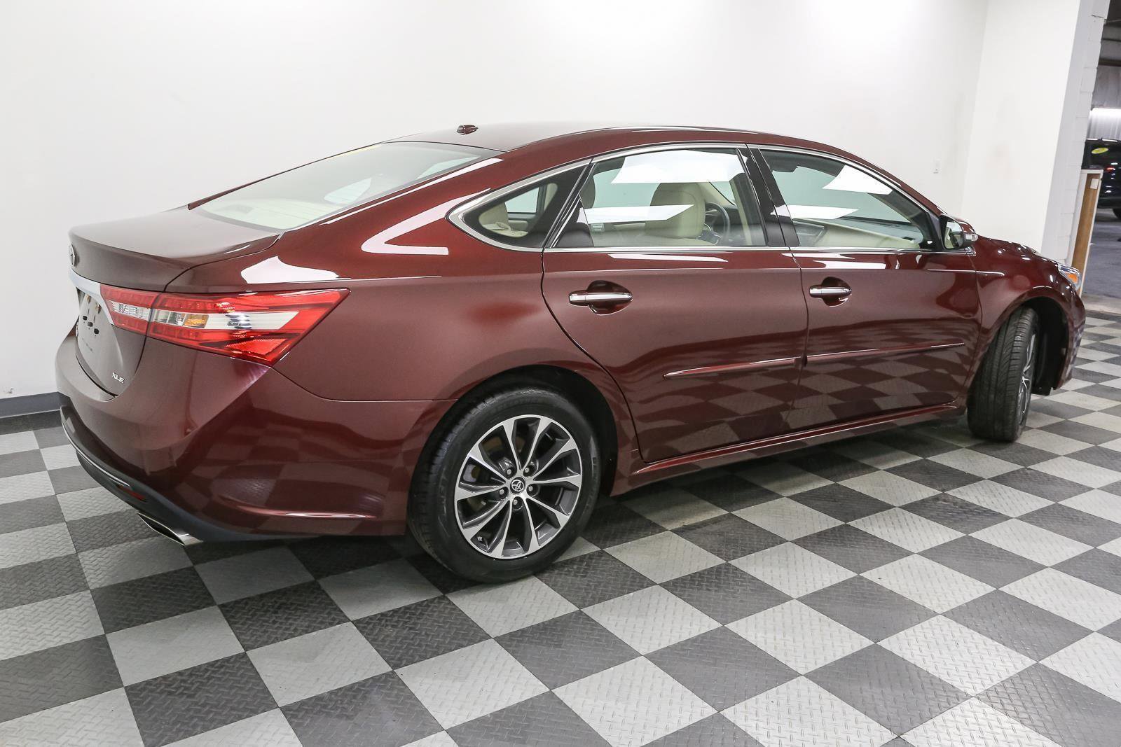 Used 2017 Toyota Avalon XLE w/ Carpet Mat Package image 8
