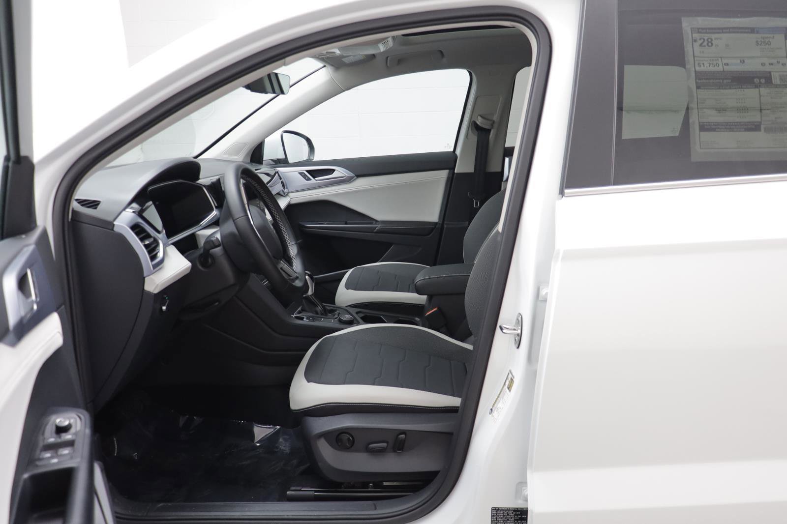 New 2026 Volkswagen Taos SE image 5