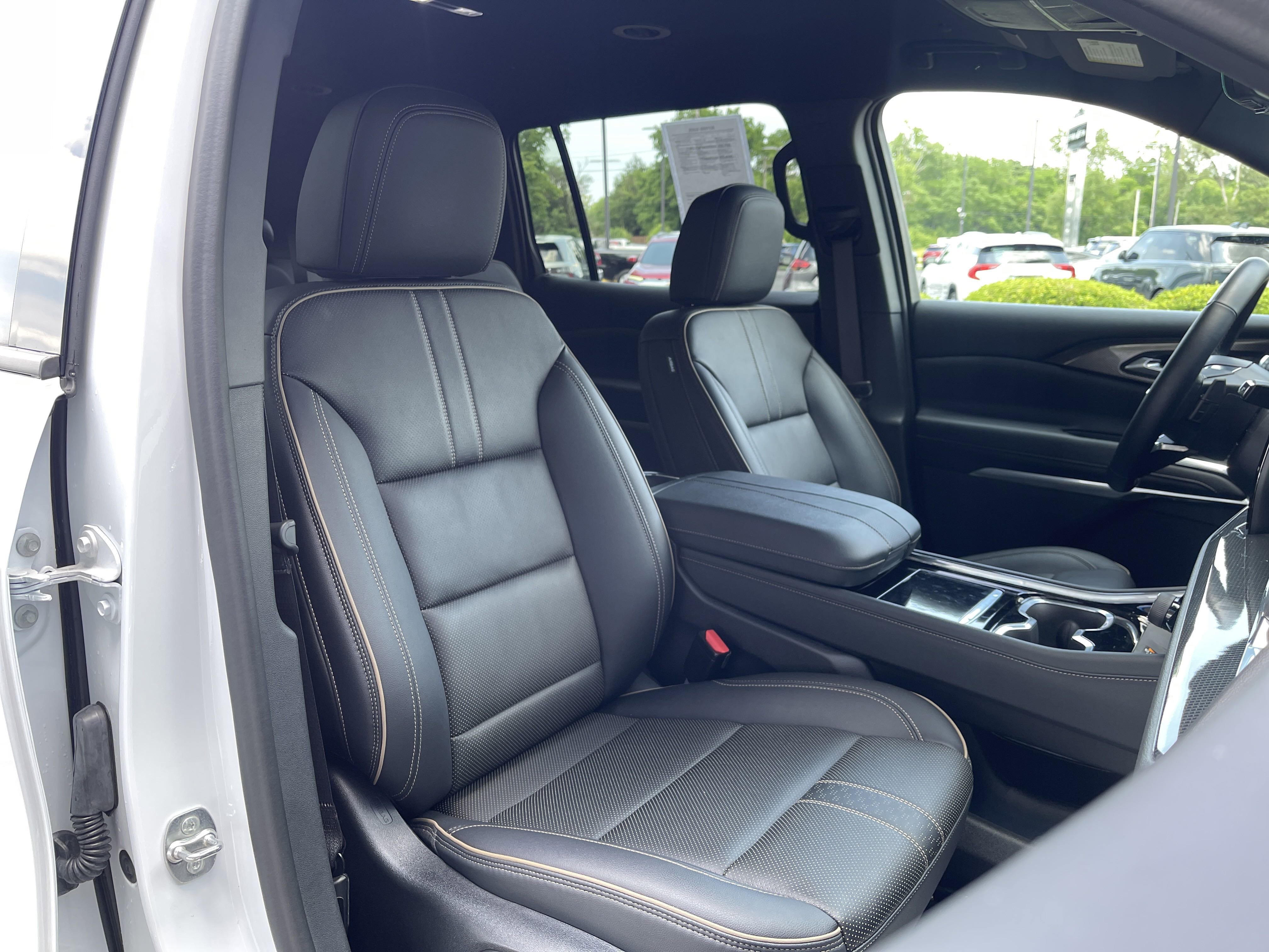 Used 2024 Chevrolet Traverse RS image 39