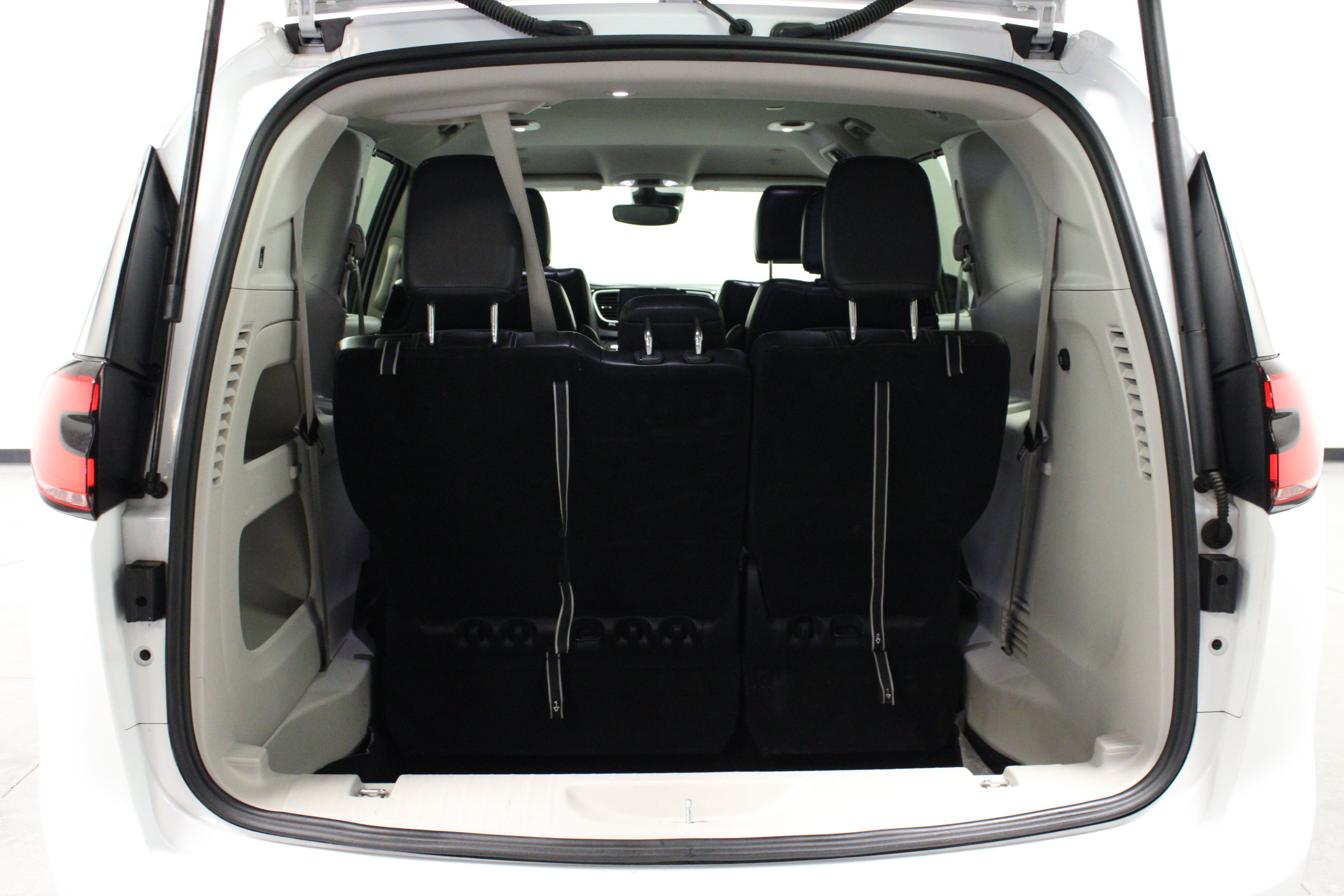 Used 2024 Chrysler Pacifica Touring-L FWD image 15