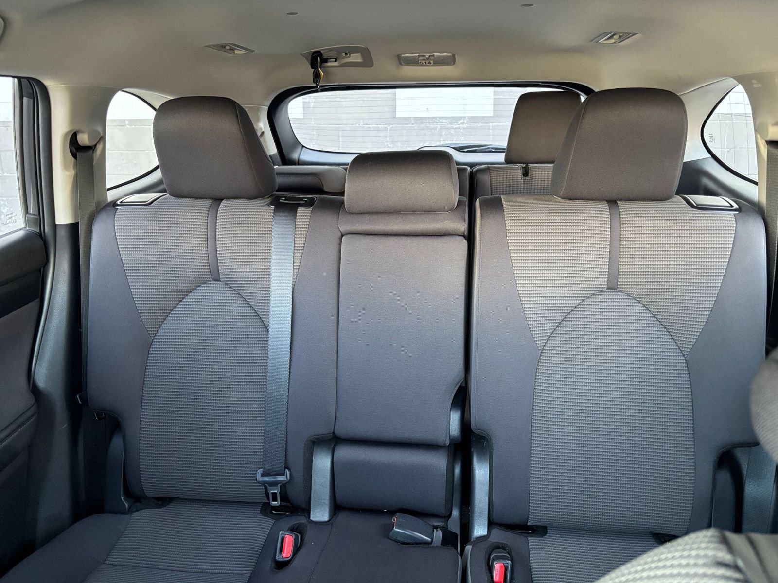 Used 2025 Toyota Highlander LE FWD image 37