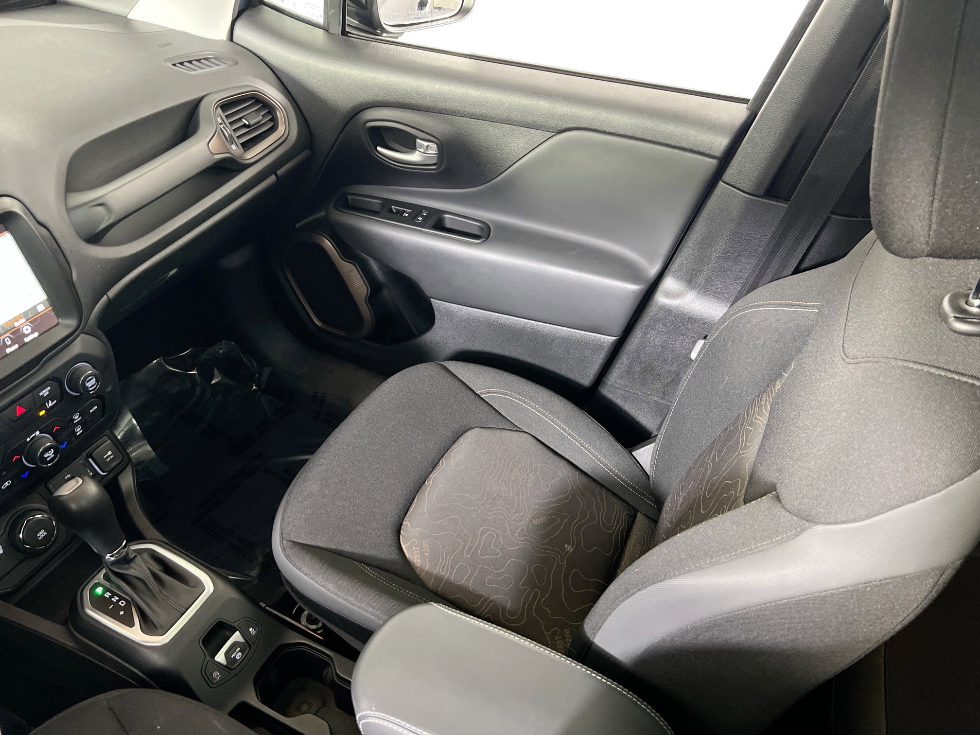 Used 2023 Jeep Renegade Latitude w/ Sun/Sound Group AWD/4WD image 23