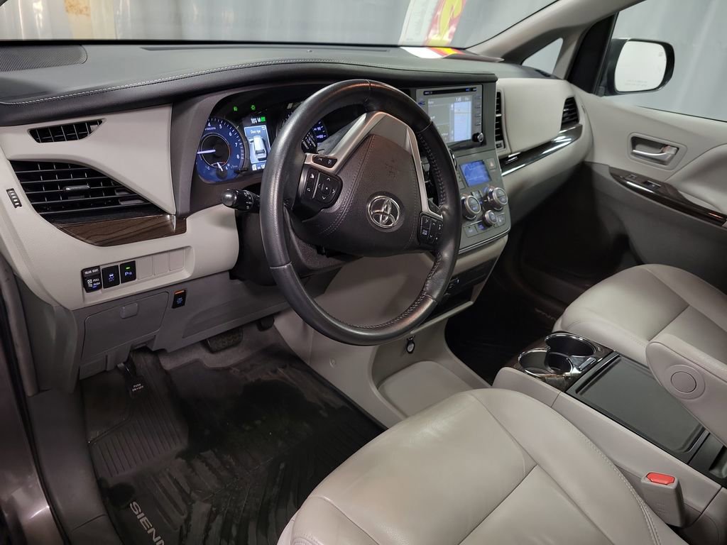 Used 2019 Toyota Sienna XLE w/ XLE Navigation Package image 14