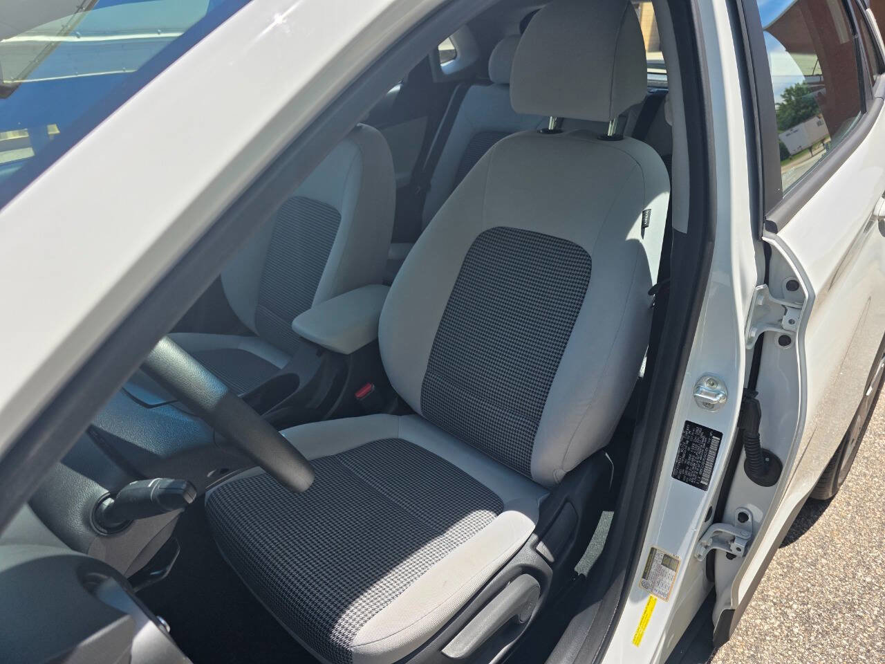 Used 2022 Hyundai Kona SE w/ Cargo Package FWD image 12
