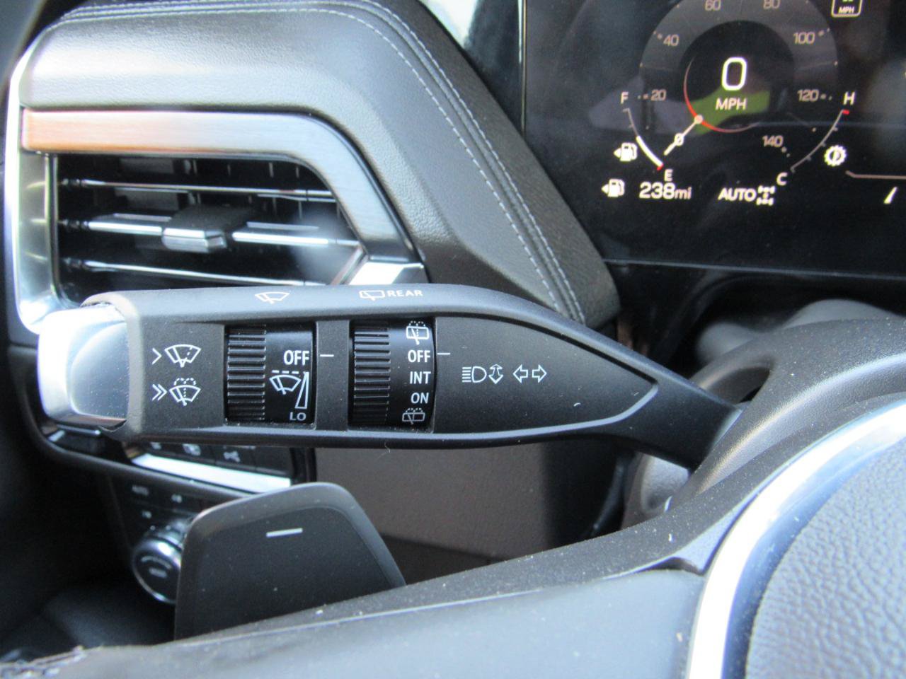 Used 2025 GMC Yukon XL Denali AWD/4WD image 23
