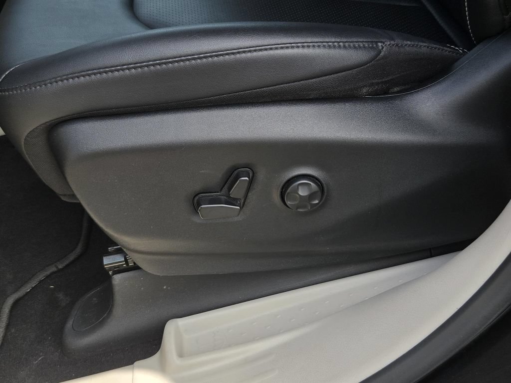 Used 2024 Chrysler Pacifica Touring-L FWD image 26