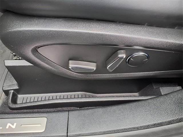 Used 2023 Lincoln Nautilus Reserve image 22