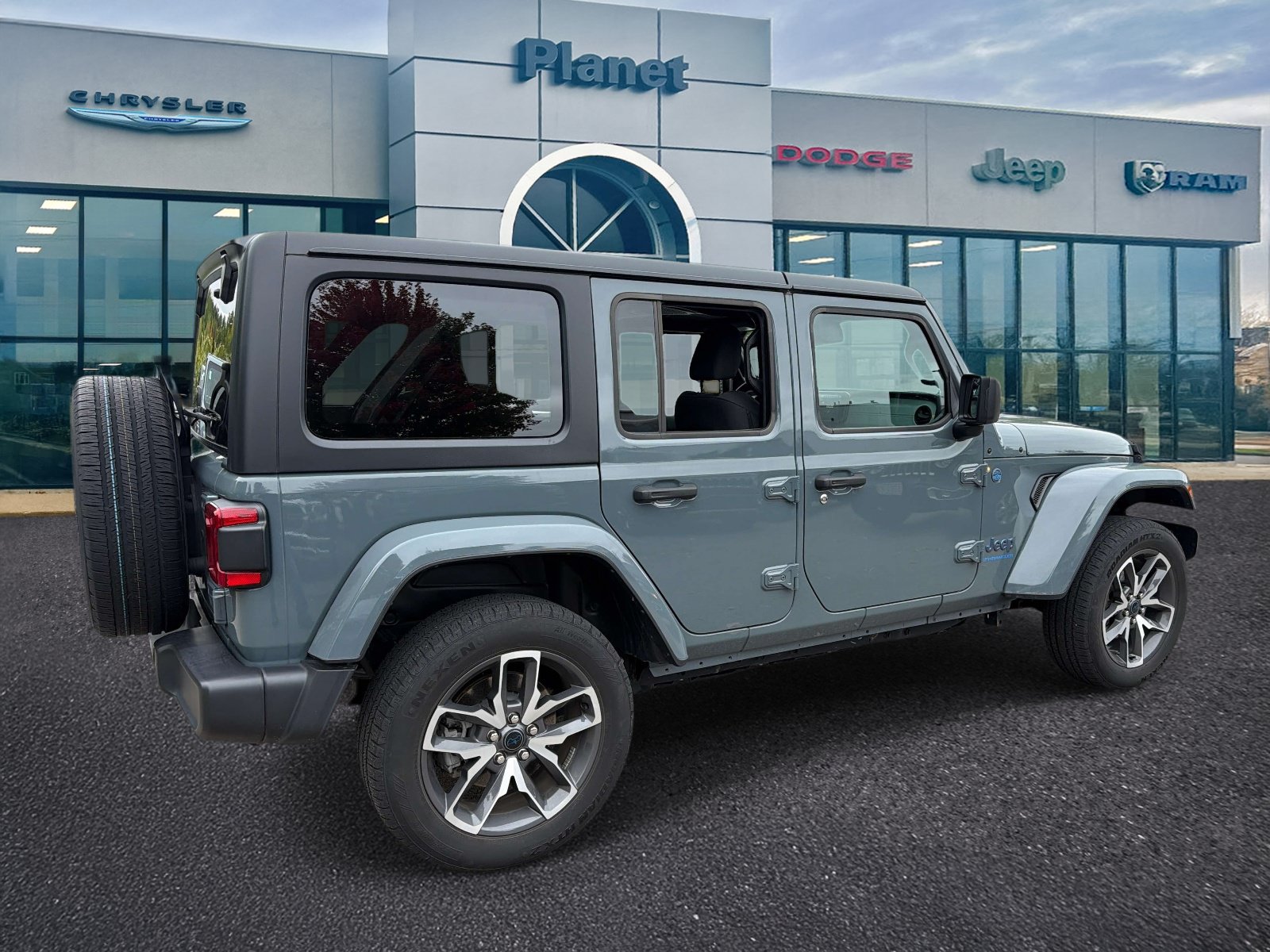 Used 2024 Jeep Wrangler Unlimited w/ Convenience Group AWD/4WD image 2