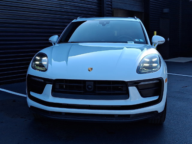Certified 2025 Porsche Macan AWD/4WD image 10