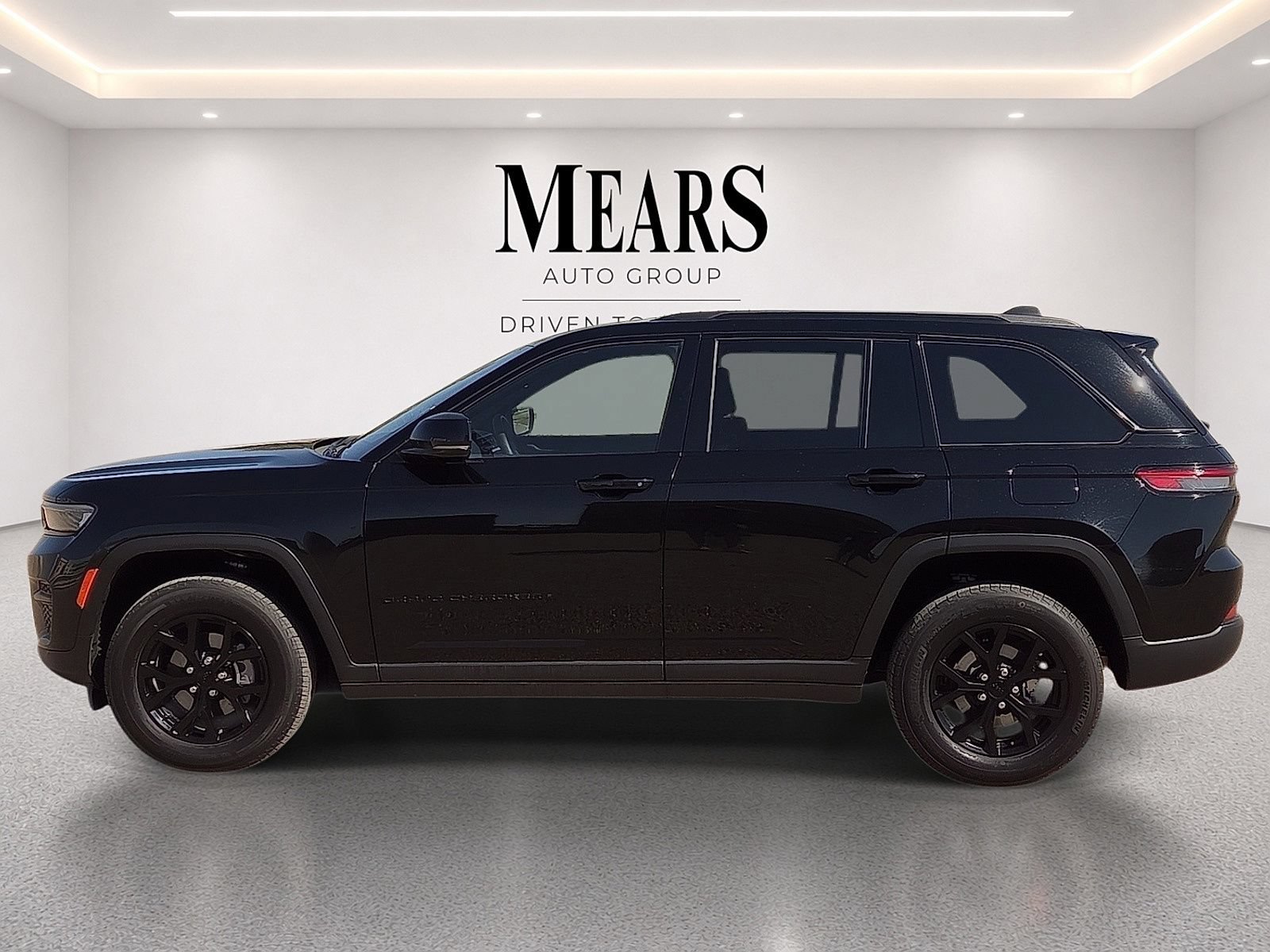 Used 2025 Jeep Grand Cherokee Altitude AWD/4WD image 2