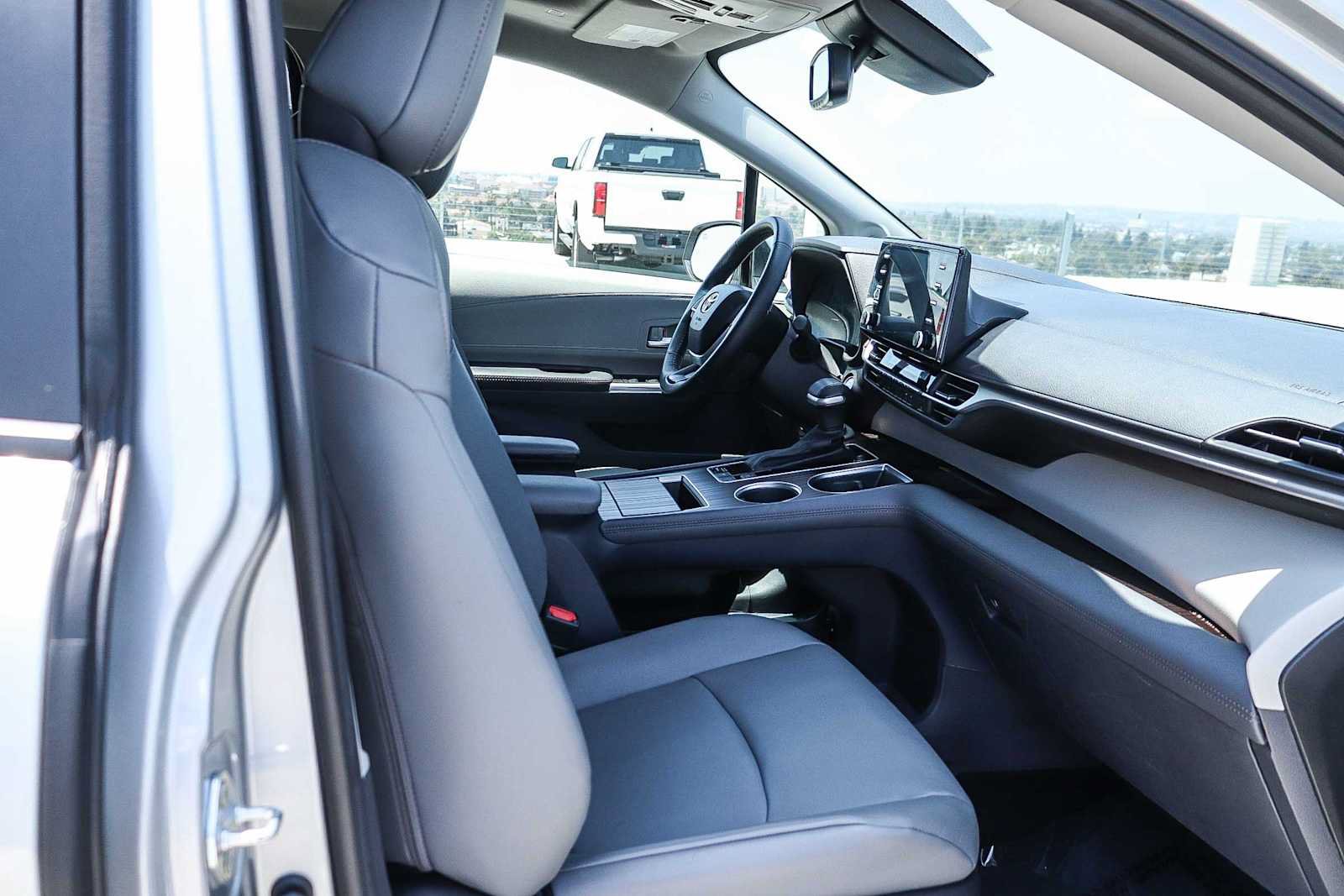 Used 2023 Toyota Sienna XLE w/ XLE Plus Package FWD image 15