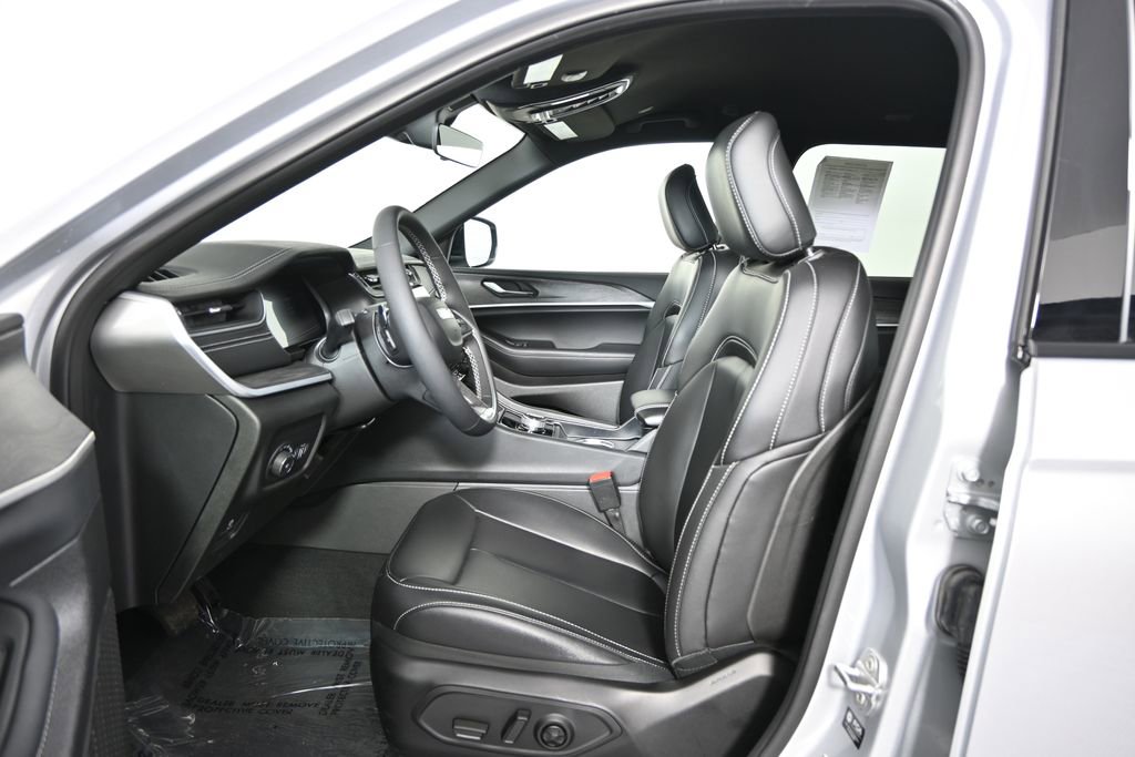 Used 2025 Jeep Grand Cherokee L Limited w/ Black Appearance Package image 22