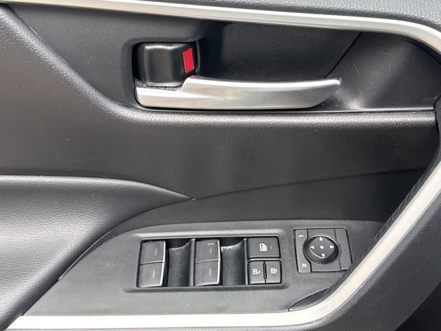 Used 2025 Toyota RAV4 XLE FWD image 15