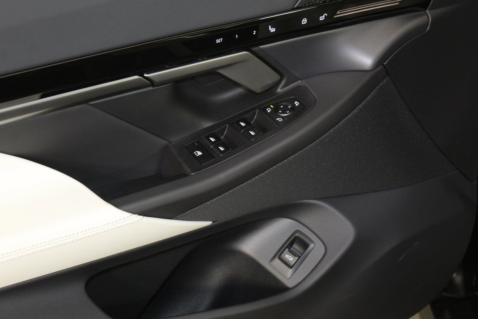 Used 2025 BMW 530i w/ Premium Package image 28