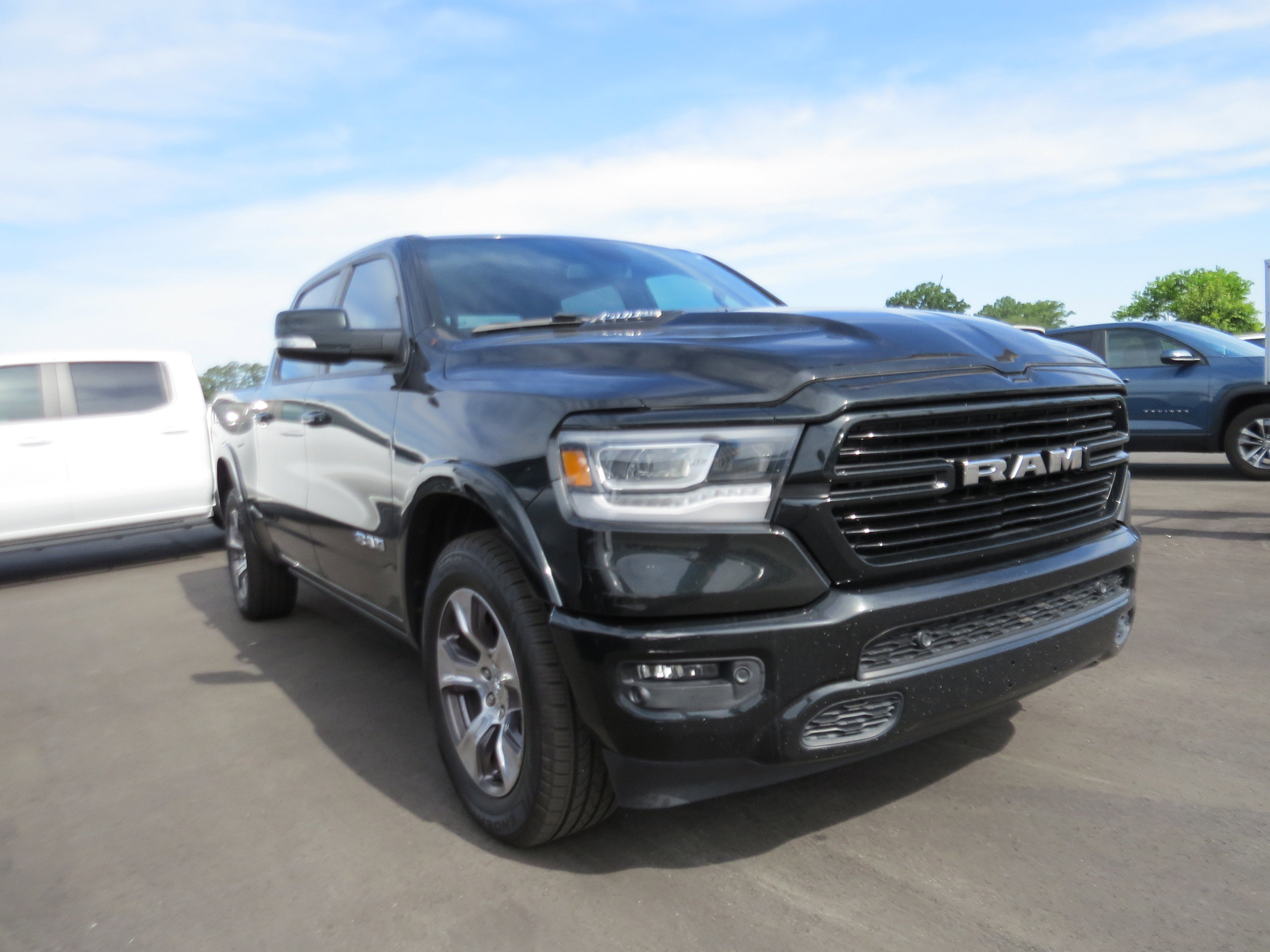 Used 2019 RAM 1500 Laramie AWD/4WD image 1